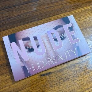 HUDA BEAUTY Nude Eyeshadow Palette - Soft Pink and Cream